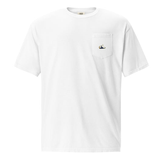 Close-up of a white t-shirt for men. Product name Capable. The t-shirt has a pocket on the upper left side. On the pocket is the DEADsparrow logo printed in beige colour.