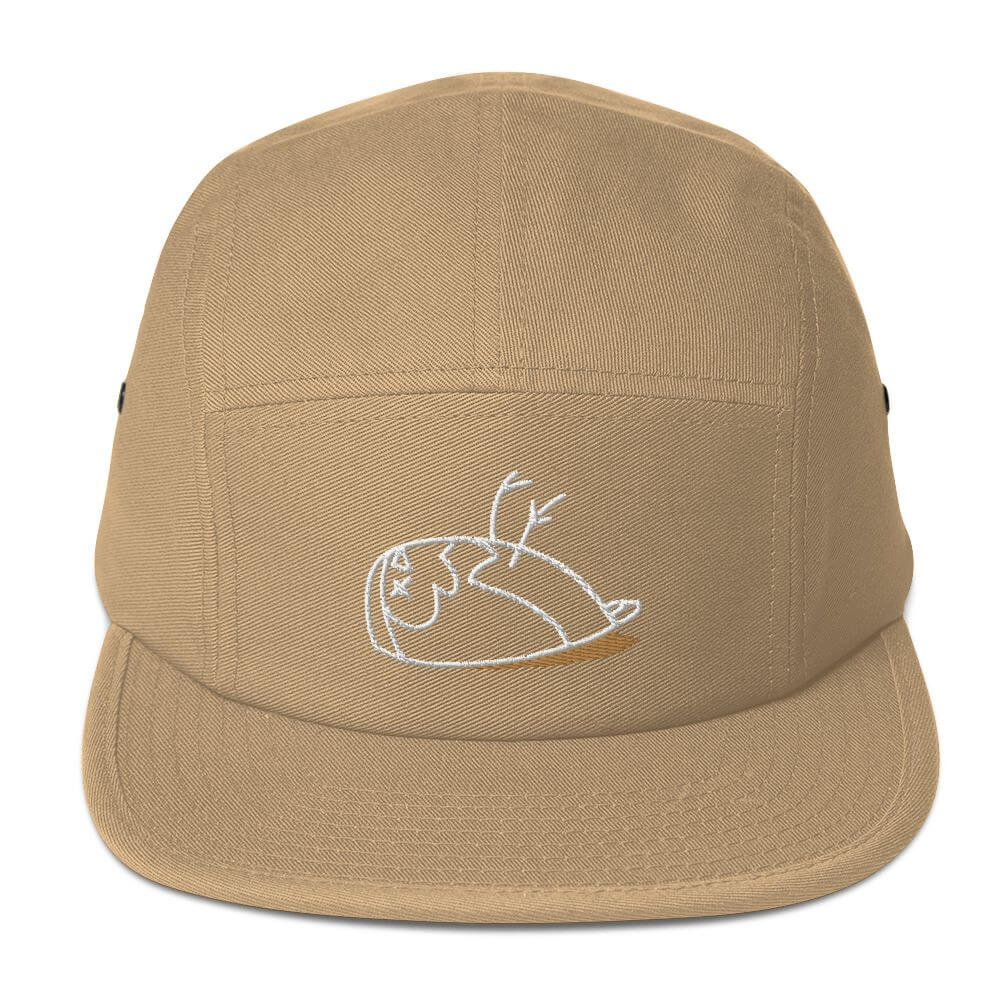 Close-up of an khaki-coloured cap with five panels. On the front of the cap, the DEADsparrow logo is embroidered with white thread and the shadow in beige. Illustration of a sparrow lying on its back. Product name Authentic.