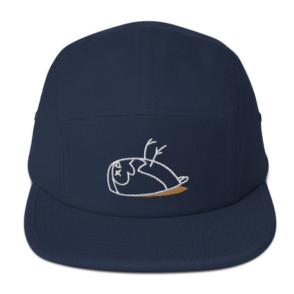 Close-up of an navy-coloured cap with five panels. On the front of the cap, the DEADsparrow logo is embroidered with white thread and the shadow in beige. Illustration of a sparrow lying on its back. Product name Authentic..